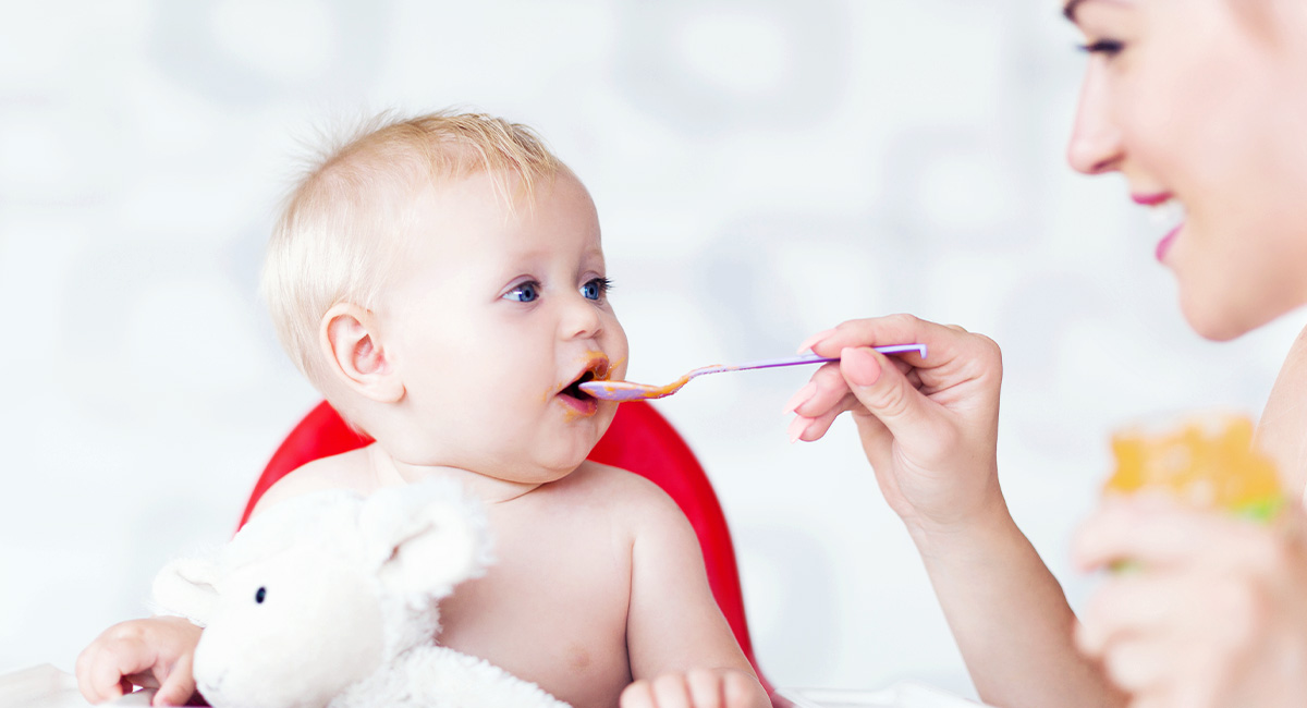 Začínáme s příkrmy: Jak na to u plně kojených dětí?