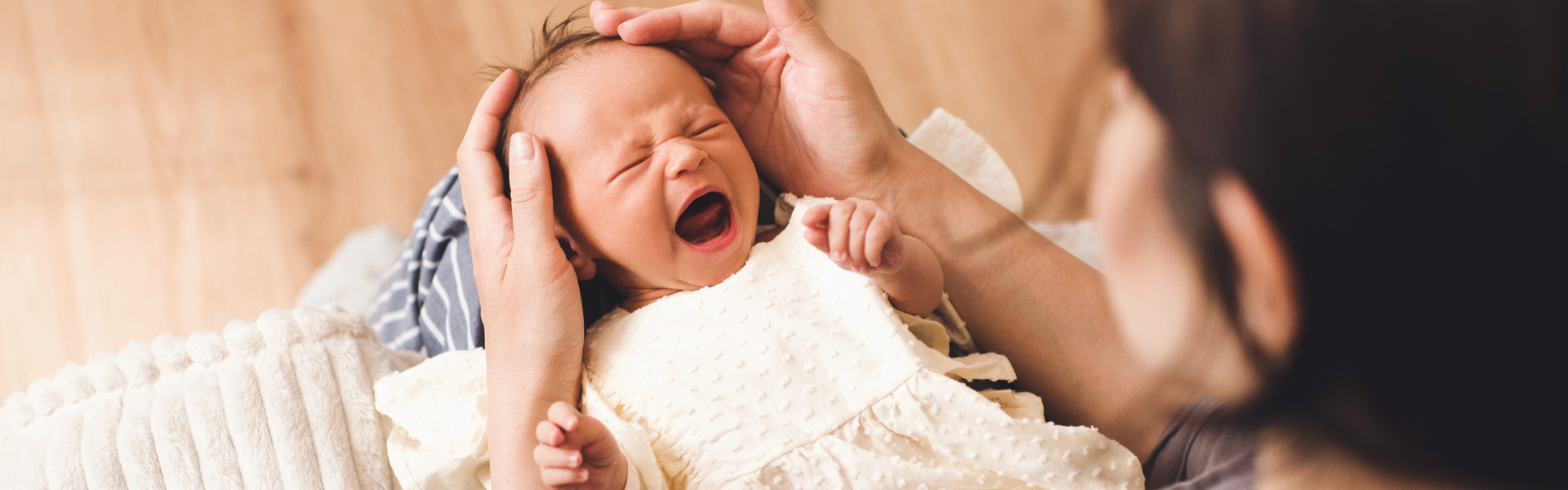 Blinkání a zvracení po kojení u novorozenců