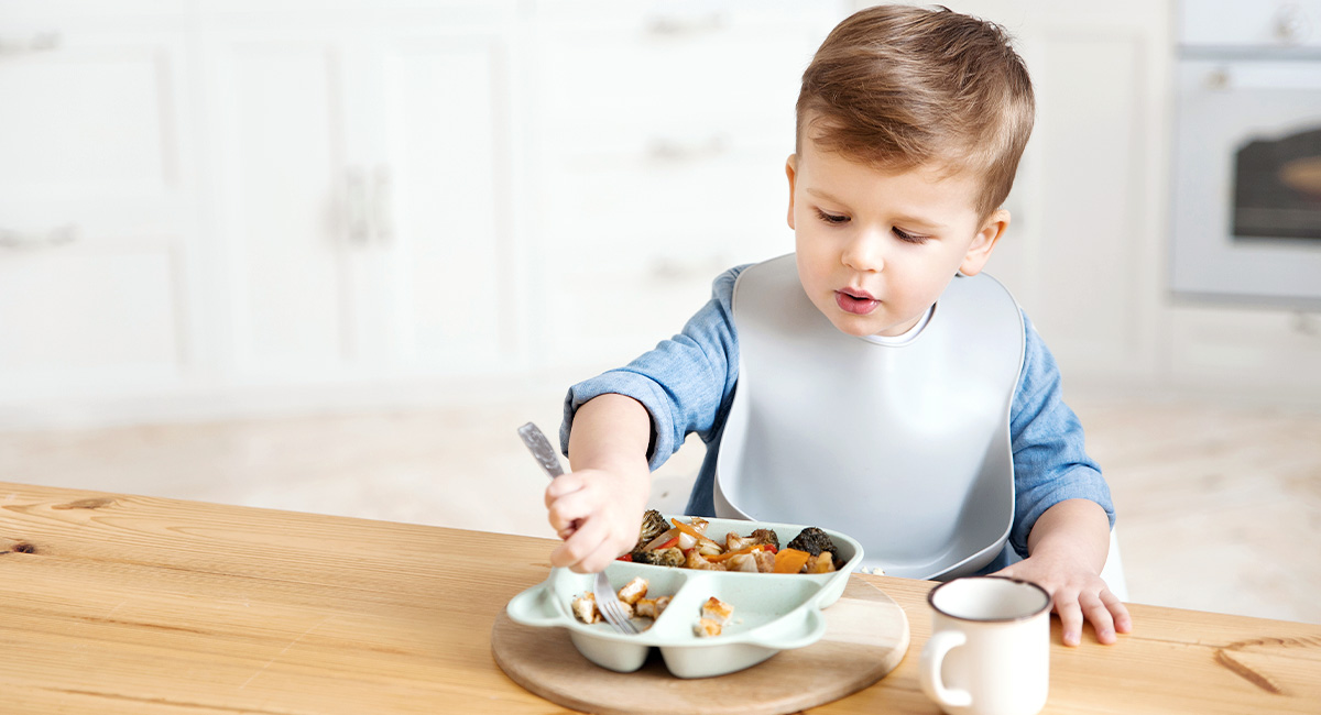 Jak děti naučit jíst pevnou stravu a kdy je vhodná doba s ní začít