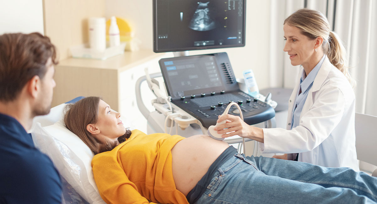 Těhotná žena s její ultrazvuk